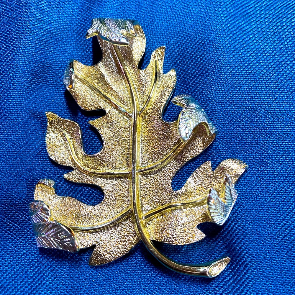 Sarah Coventry Brooch Pin Gold Tone Leaf